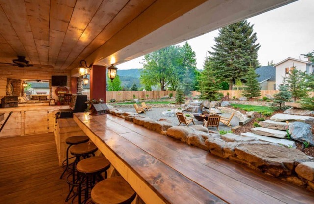 Beautiful Rustic 6 bedroom House with water park access to Silver Rapids