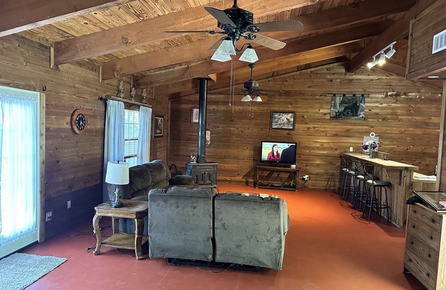 Beautiful Rustic Cabin Just 10 Minutes to Granbury square