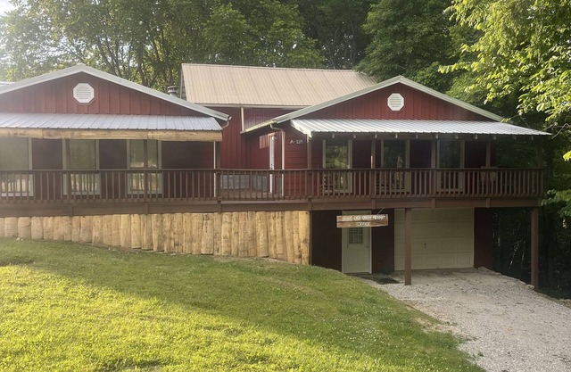 Beautiful rustic cabin with loft! Huge Kitchen! On Center Hill Lake!