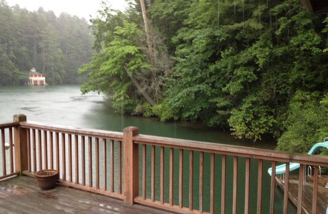 Hermosa casa de lago y casa de madera rústica en medio de árboles