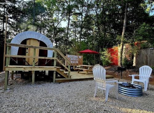 Beautiful Rustic Wagon with Modern Interior and Outdoor Hot Tub for a Unique Romantic Getaway near Lake O' the Pines, Texas