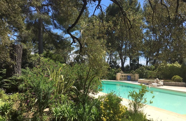 Hermosa bastide de piedra para 8 personas con jardín mediterráneo y piscina.