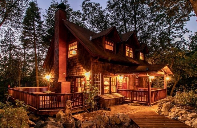 Beautiful Storybook Home By The Creek 3 habitaciones / 2 baños - ¡Magnífico!