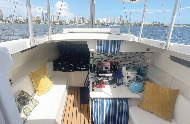 Beautiful sailboat with free parking