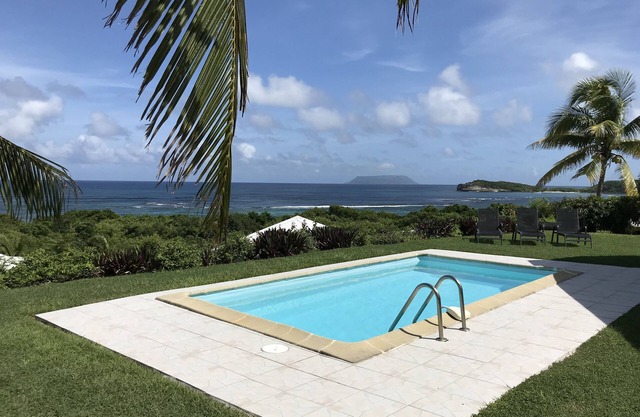 Hermosa villa con vistas al mar con piscina privada y acceso directo a la playa
