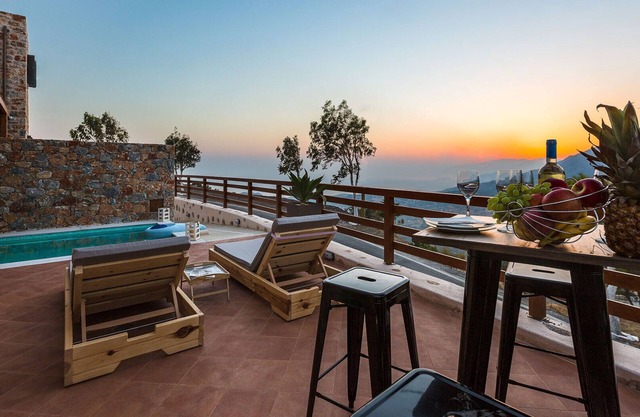 Villa de lujo de nueva construcción con vista al mar, cerca de las playas de aguas claras del sur