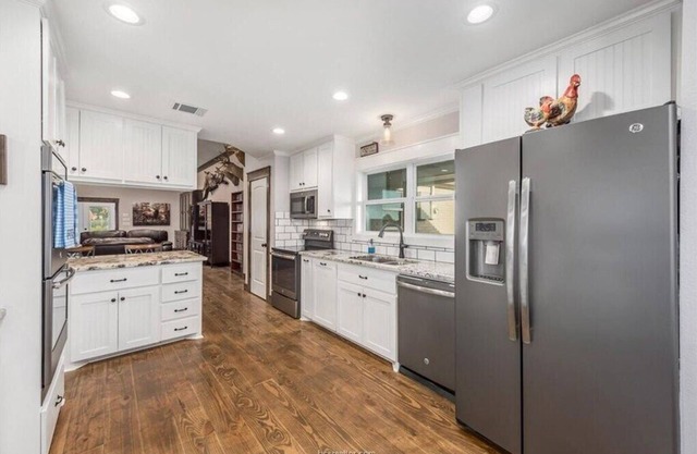 Beautiful secluded ranch house getaway. Pet/horse/family friendly