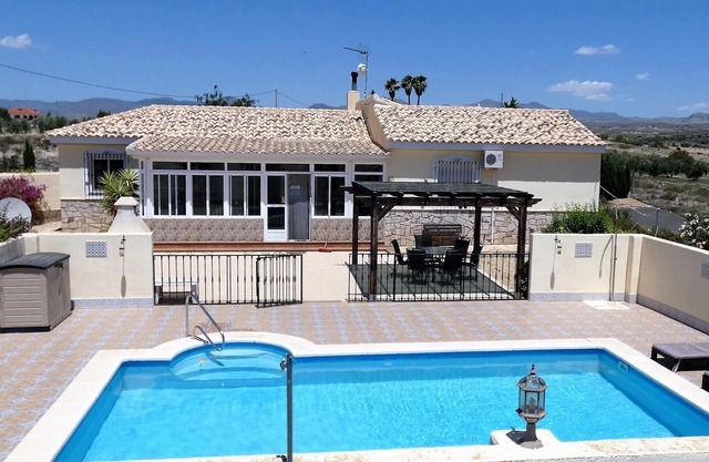 Hermosa villa aislada con piscina privada en pacífica aldea
