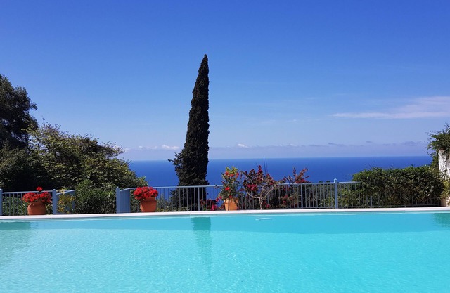 Ver hermosas vistas villa con piscina de borde infinito