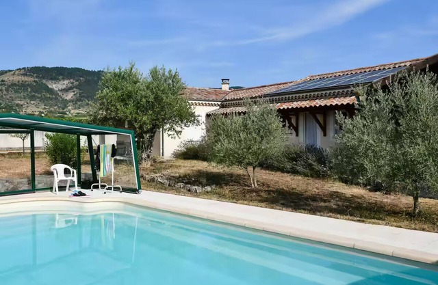 Beautiful single-storey villa with swimming pool, in a quiet location on the edge of the village