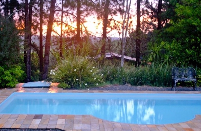 Lindo sitio con piscina, cancha, barbacoa, chimenea, amplia área verde