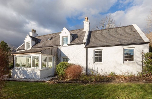 Casa tradicional de Skye Crofter para seis personas cerca de las montañas, el mar y la playa
