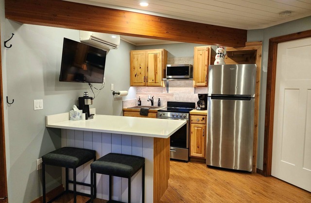 Beautiful sleeps 4 Schuss Village Golf Course, pool, boat parking, Nearby Lakes