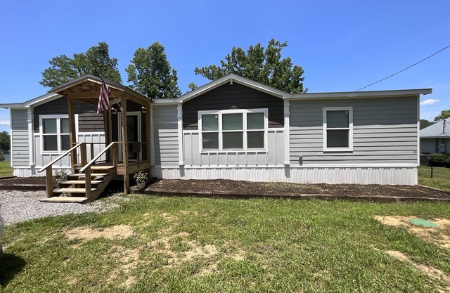 Beautiful Smith lake Home on a lazy sloping lot!!! No Stairs to the water!!!