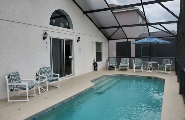 Hermosa villa con piscina orientada al sur Villa Comunidad cerrada WiFi gratis cerca de Disney