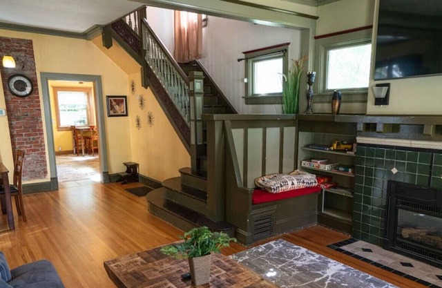 Beautiful South HIll Neighborhood close to Highway and Downtown