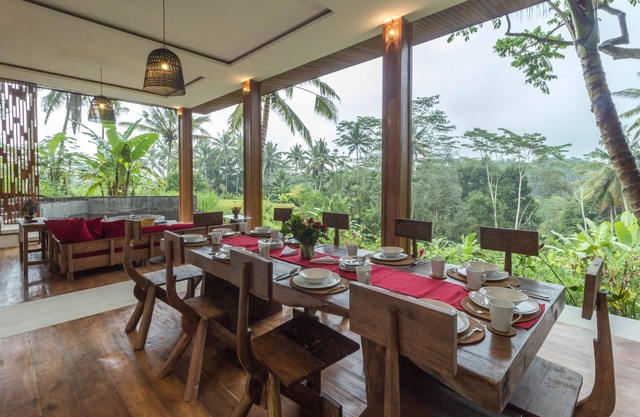 Beautiful, spacious private villa w/ private infinity pool, full kitchen, & bar!