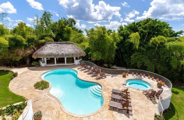 Beautiful & Spacious 6BR-Villa w/ Pool, Jacuzzi &