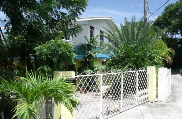 Hermoso, espacioso apartamento con aire acondicionado cerca de las playas de la costa sur