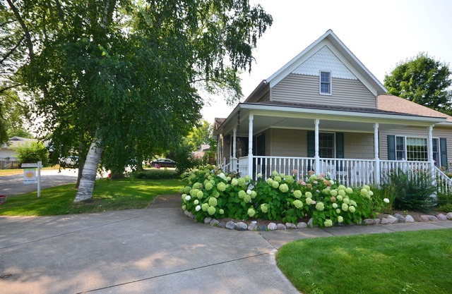 Northport Retreat-Beautiful home- En el pueblo-A pie de agua