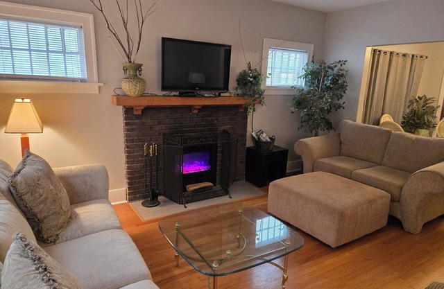 Beautiful Spacious Home - Near Charles Schwab Field- CWS, CHI Arena, Downtown