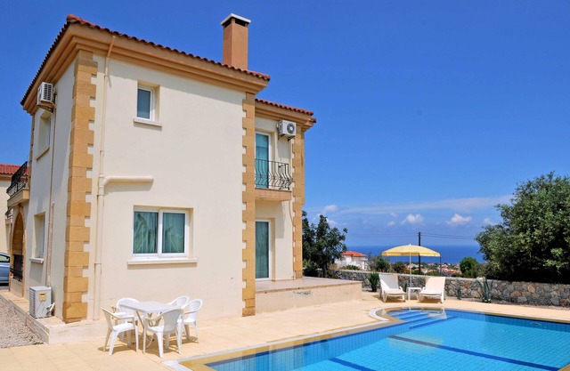 Hermosa y espaciosa villa de lujo con impresionantes vistas a la montaña y al mar, wifi, piscina privada