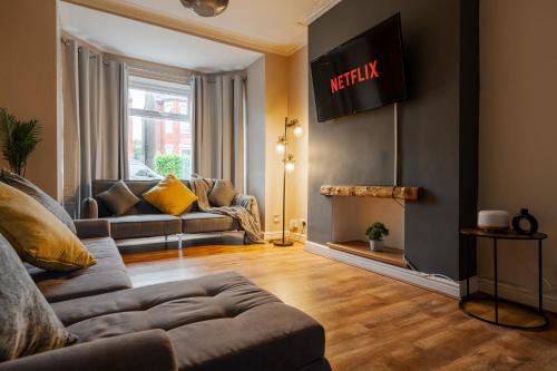 Beautiful Spacious & Modern 3 Bed with Pool Table - Free Parking - Sleeps 9