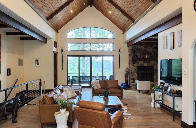Beautiful spacious mountain home 15 minutes from downtown Durango