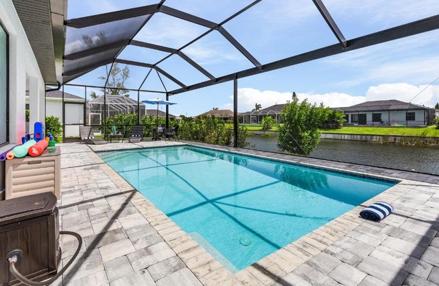 Beautiful spacious new home on a salt water canal, sleep 10
