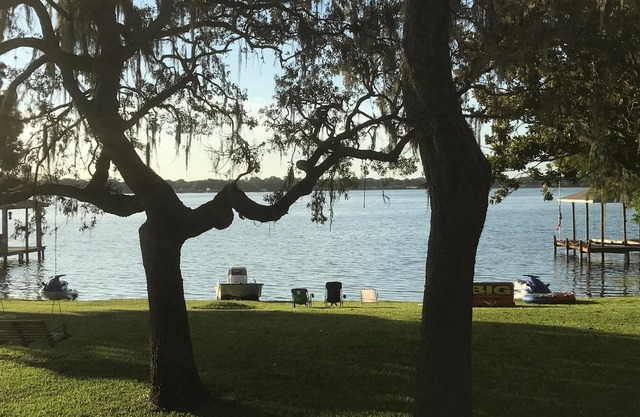 Hermosa casa espaciosa frente al lago