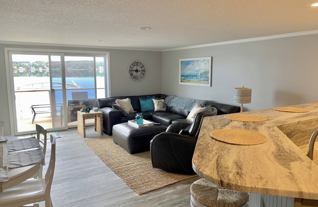 Hermoso, espacioso, durante todo el año, condominio frente al lago, con deslizamiento de barco y mucho más!