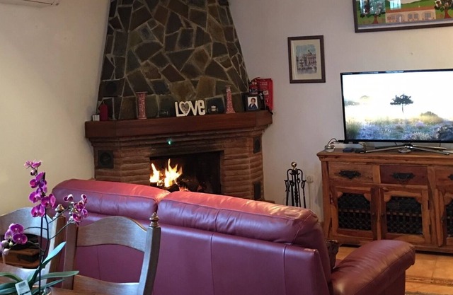 Beautiful Spanish villa w/t private pool & grounds