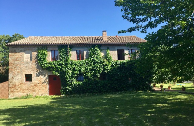 Hermosa casa de piedra y Piscina Privada gran jardín y wifi gratuito. Capacidad para 8 personas.