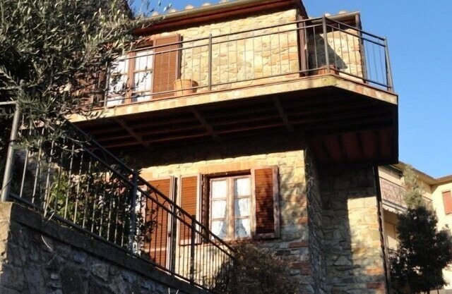 Hermosa casa de piedra en la Toscana con terraza y balcón.