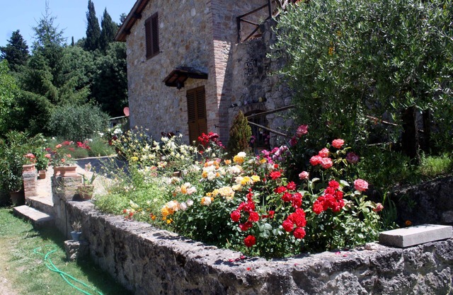 Hermosa casa de piedra con jardín y piscina privada.