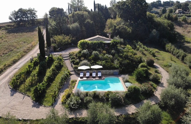 Hermosa casa de piedra cerca de Todi con piscina privada en un impresionante entorno de ladera