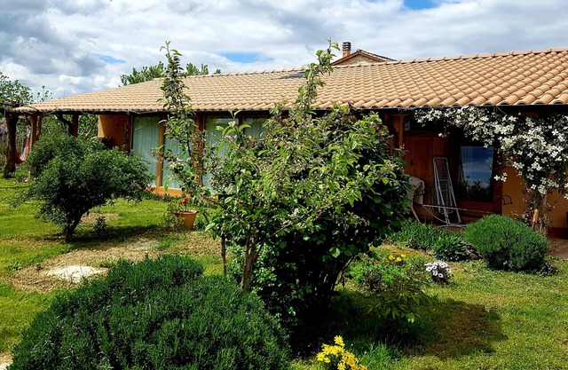 Preciosa casa de balas de paja entre viñedos y olivares ecológicos