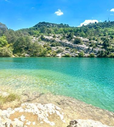 Beautiful studio terrace with Esparron lake view 4 people