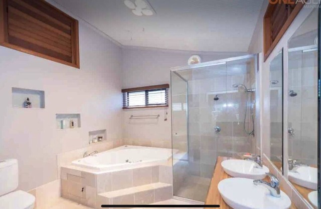 Beautiful studio apartment/ huge spa bath/king bed outdoor dinning