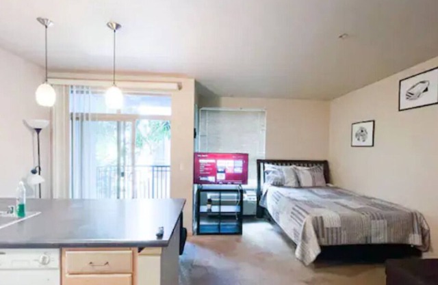 Beautiful Studio, Nice Balcony, Downtown San Diego