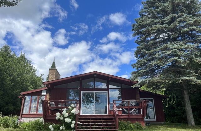 Beautiful Sturgeon Lake Retreat