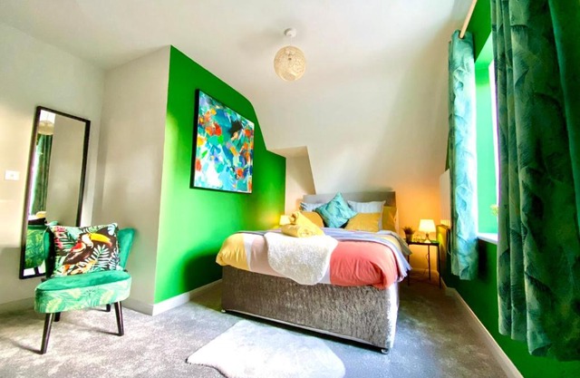 Beautiful Stylish 2 Bedroom Apartment! - 5 Minute Walk to the Best Beach! - Great Location - Parking - Fast WiFi - Smart TV - Newly decorated - sleeps up to 6! Close to Bournemouth & Poole Town Centre & Sandbanks