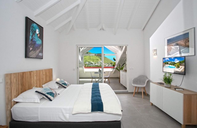 Beautiful suite S12 with pool and sea view