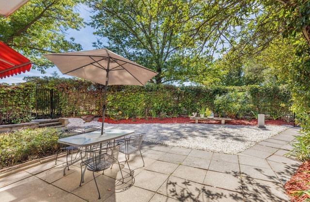 Beautiful sunny 2B&1B home with a garden in Yarralumla near Lake & City Centre