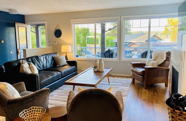 Beautiful Sunny Lakefront house on Shawnigan Lake
