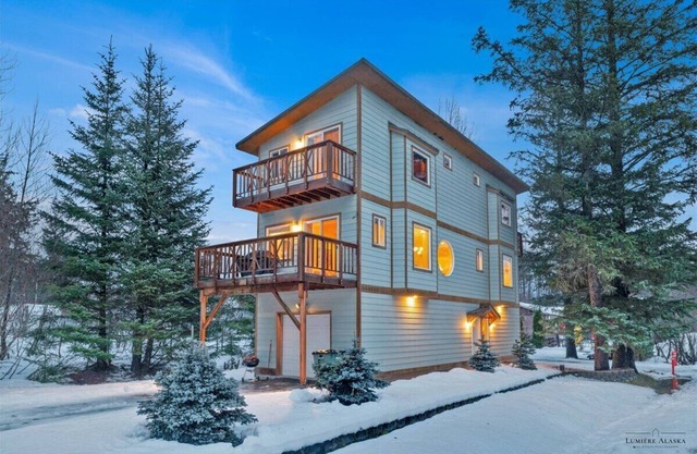 Beautiful “sunnyside” Girdwood home with Gird to Bird trail at your front door!