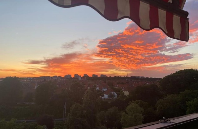 Beautiful sunset from 7th floor! 2bedrooms/balcony/free parking and bikes