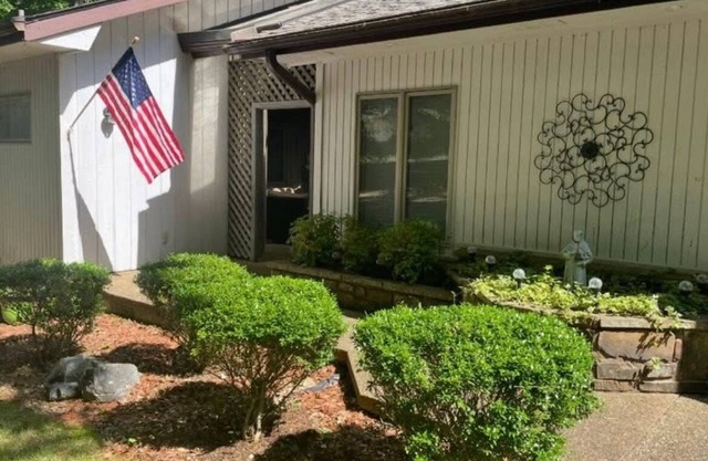 Beautiful townhome with large, sunny atrium and back deck. Sleeps 6.