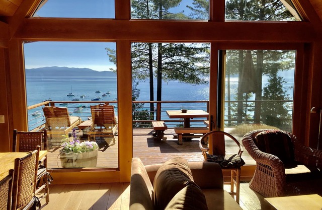 Frente al lago en Rubicon Bay (Lake Tahoe West Shore) con boya