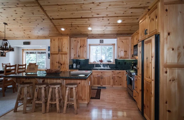 PERFECTO como nuevo hogar, viene con el pase a la playa de Meeks Bay, a pie hasta Sugar Pine Park